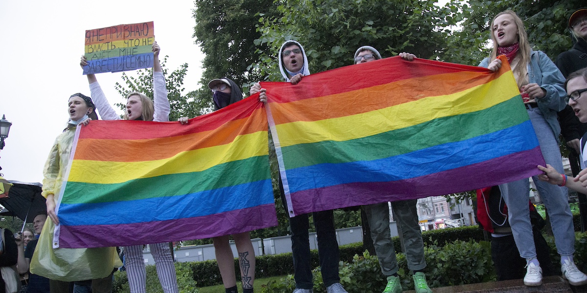 degli attivisti mostrano due bandiere LGBT durante una manifestazione a mosca nel 2020