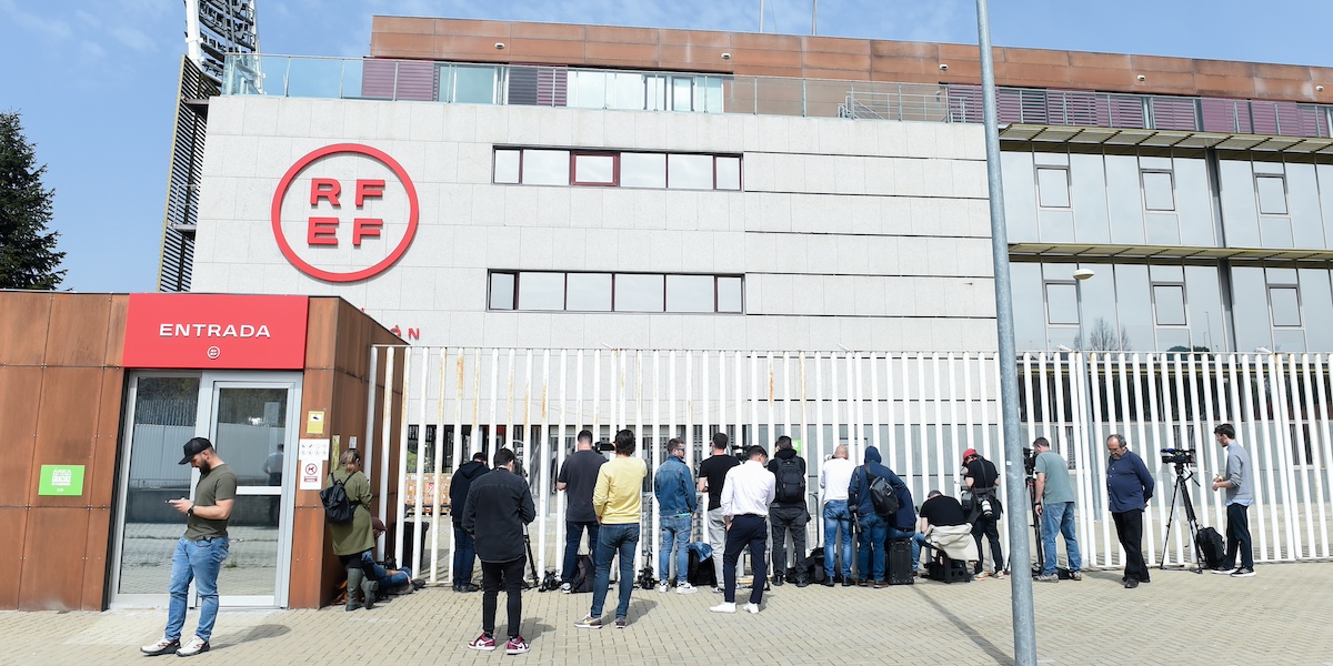 Giornalisti aspettano fuori dalla sede della Federazione calcistica spagnola durante una perquisizione (Gustavo Valiente/SOPA Images via ZUMA Press Wire)
