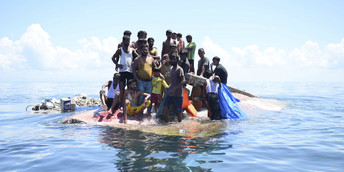 Alcune delle persone di etnia rohingya che sono state soccorse al largo dell'Indonesia (AP Photo/Reza Saifullah)