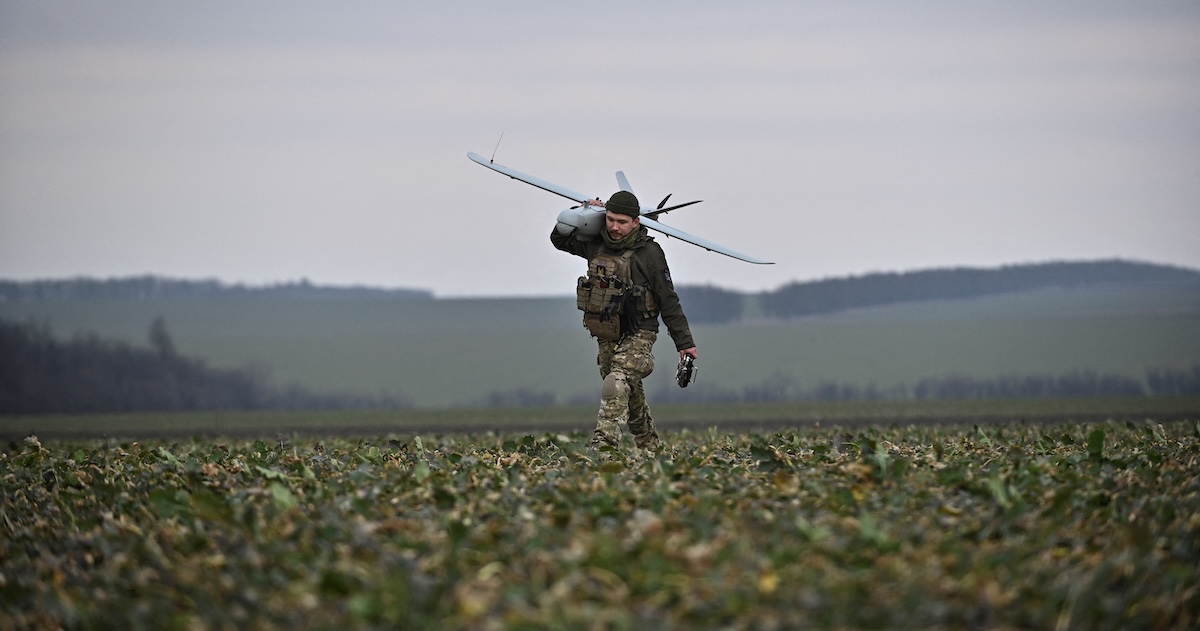 Un soldato ucraino con un drone nella regione di Zaporizhzhia, 15 febbraio 2024 (REUTERS/Stringer)
