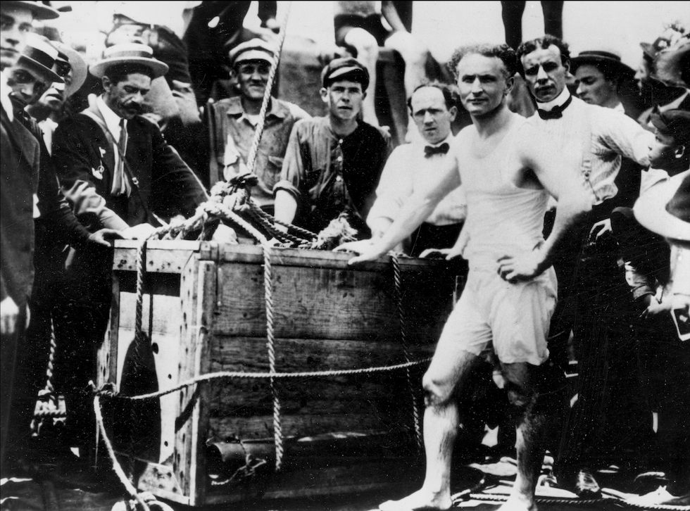 Houdini prima di essere chiuso in un baule di legno per uno dei suoi numeri a Detroit, nel 1907