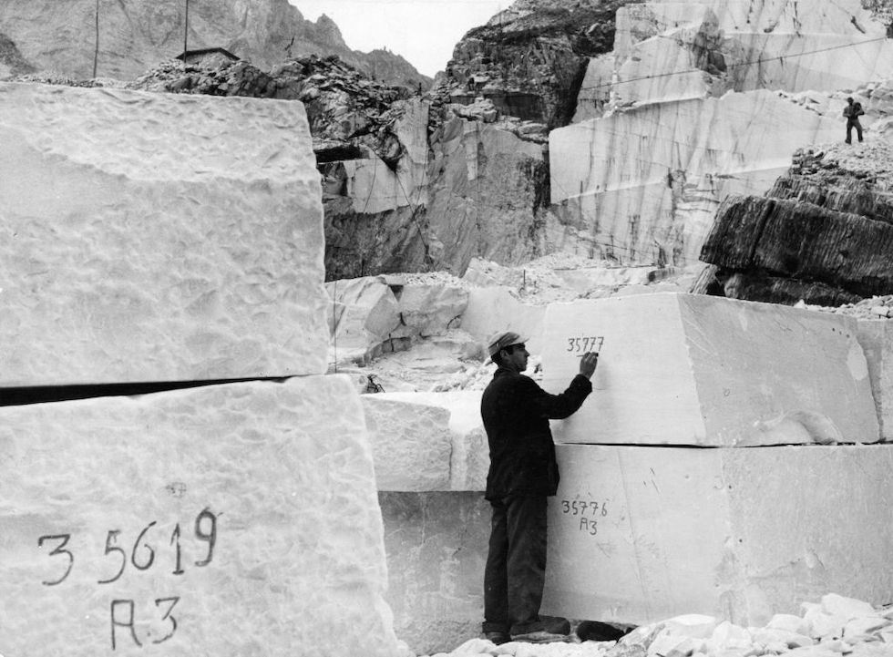 Un addetto segna un blocco di marmo nella cava Cima di Gioia nel 1955 