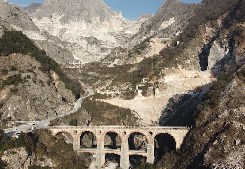 Uno dei due ponti di Vara, una delle strade che porta alle cave di Carrara 