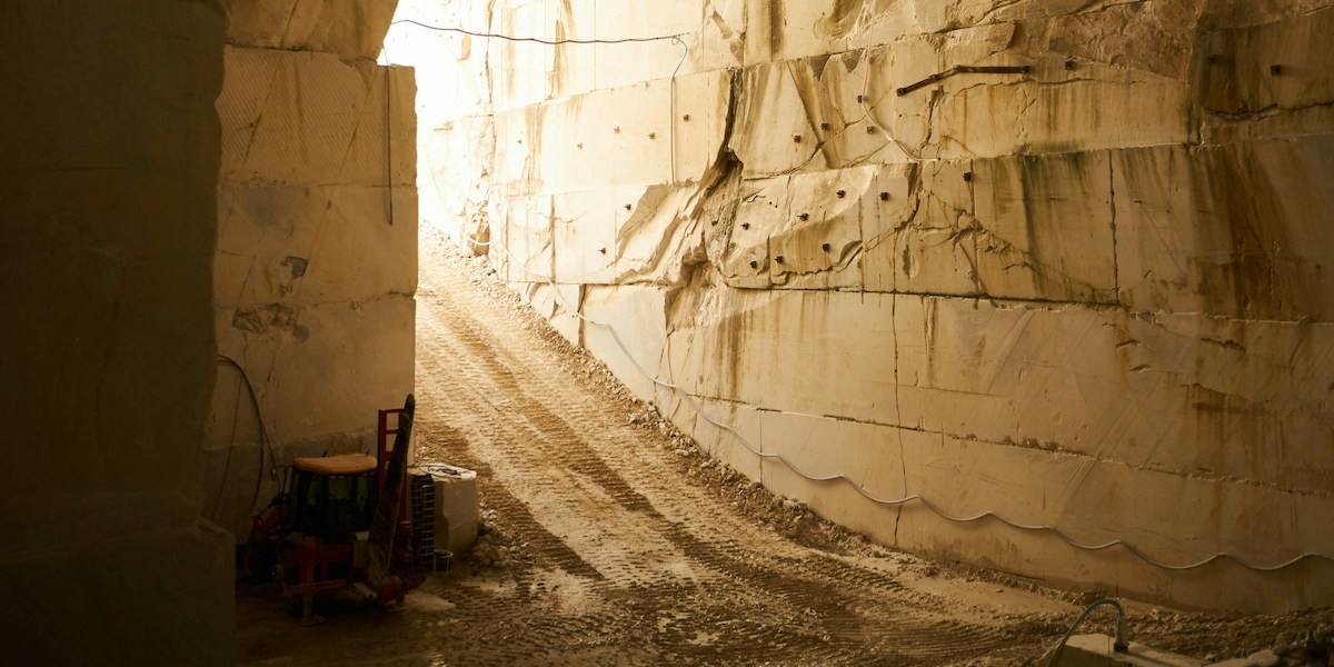 L'ingresso di una cava sotterranea a Carrara