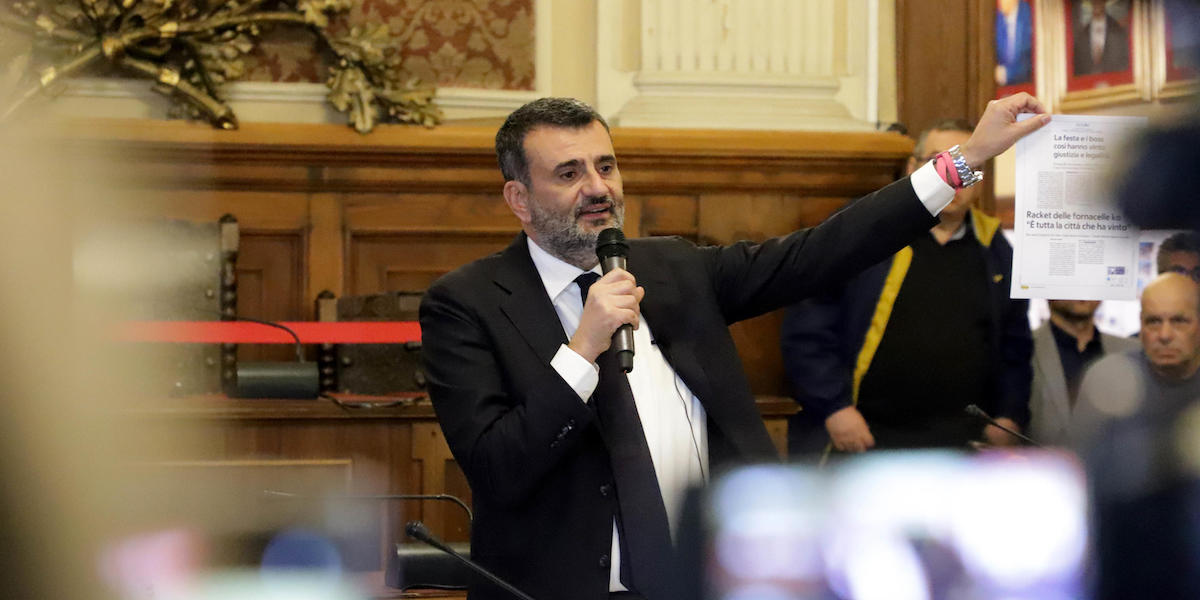 Foto di Decaro con un foglio in mano in conferenza stampa