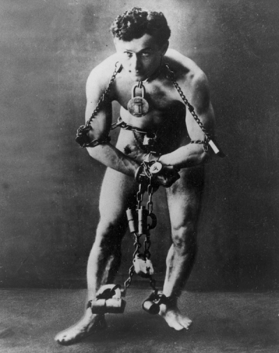 Harry Houdini incatenato in una foto promozionale del 1899 circa