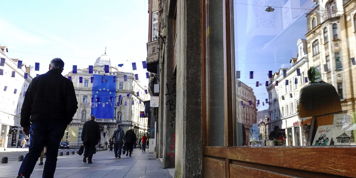 Una grande bandiera dell'Unione Europea appesa a un palazzo a Sarajevo, capitale della Bosnia-Erzegovina (AP Photo/Eldar Emric)