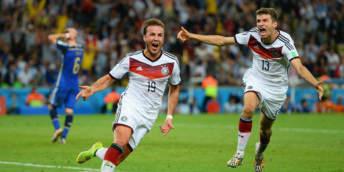 Il giocatore della nazionale di calcio tedesca Mario Götze festeggia assieme al compagno Thomas Müller dopo aver segnato il primo gol durante la finale contro l'Argentina, battuta ai mondiali di Rio de Janeiro del 2014 (Foto Jamie McDonald/Getty Images)