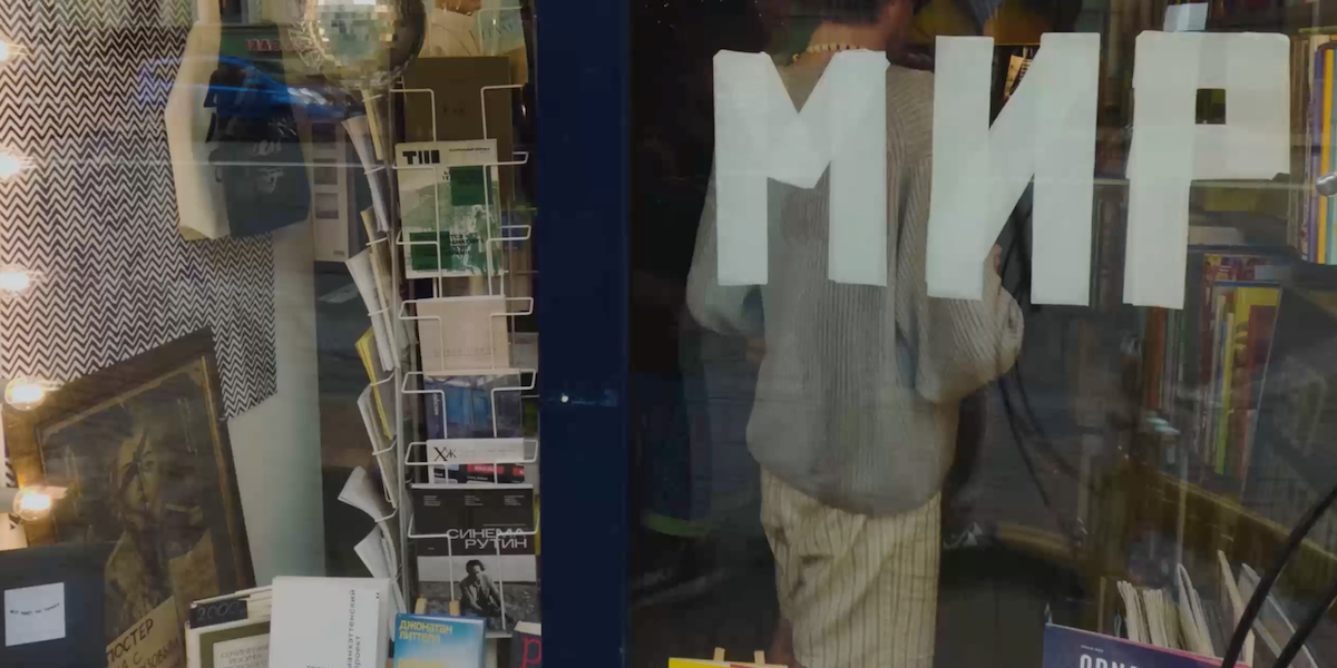 La vetrina di una libreria di San Pietroburgo, in Russia, nell'estate del 2023: si legge la parola "Mir", "pace" (Claudio Sforza e Alessandro Freno)