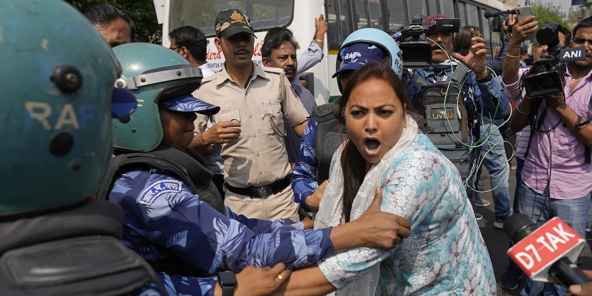 Le proteste dei sostenitori di Arvind Kejriwal a Delhi. (AP Photo/Manish Swarup)
