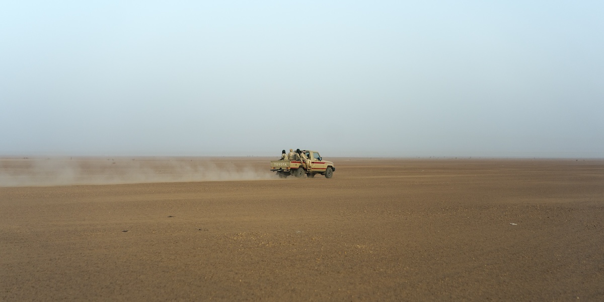 Un pick-up con a bordo alcuni soldati in una zona desertica del Niger, nel 2018