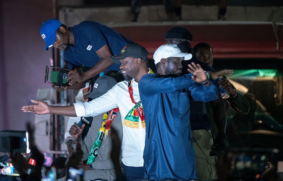 Una foto di Ousmane Sonko e Bassirou Diomaye Faye, un giorno dopo essere uscito dal carcere, 16 marzo, Dakar (REUTERS/ Abdou Karim Ndoye)