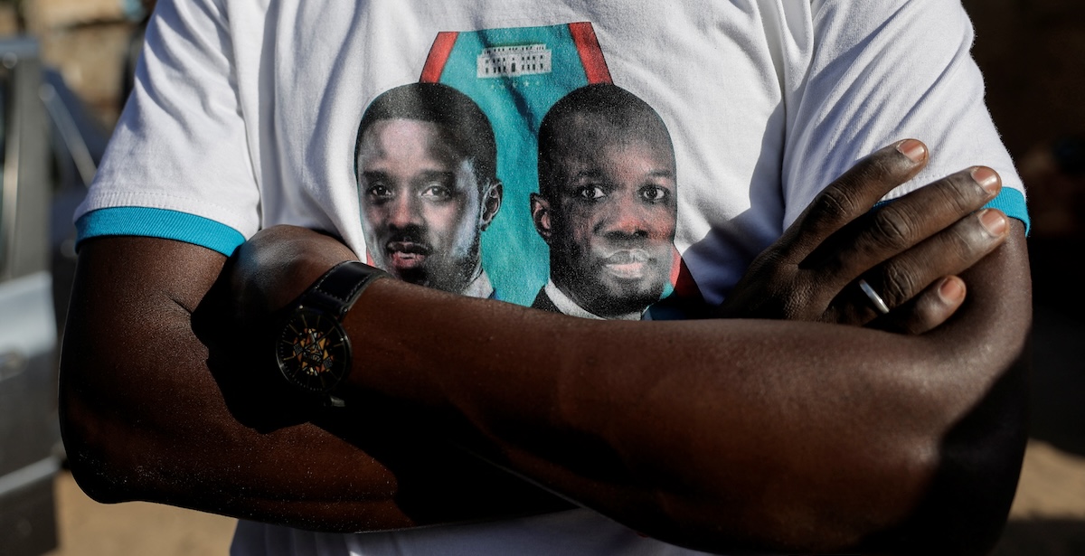 Un sostenitore indossa una maglietta con le foto di Ousmane Sonko e Bassirou Diomaye Faye, Dakar, 12 marzo (REUTERS/Zohra Bensemra)  