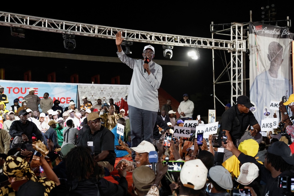 Una foto di Amadou Ba a un comizio a Dakar, 22 marzo (REUTERS/Luc Gnago)
