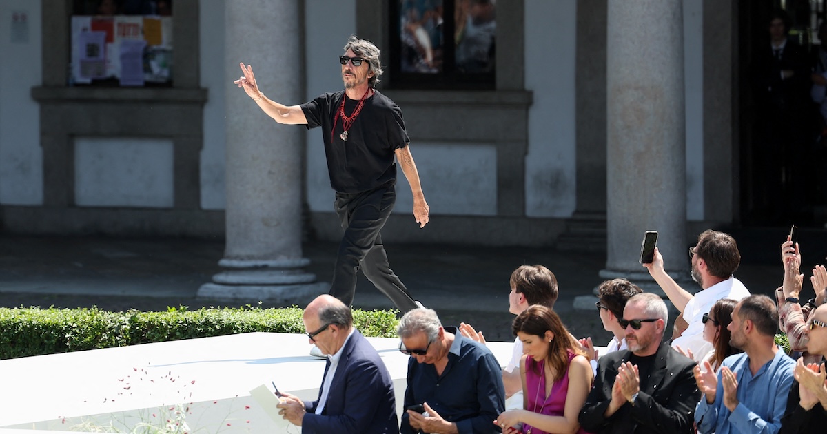 Pierpaolo Piccioli saluta il pubblico dopo la sfilata uomo di Valentino per la primavera/estate 2024, Milano, 16 giugno 2023
(REUTERS/Claudia Greco)