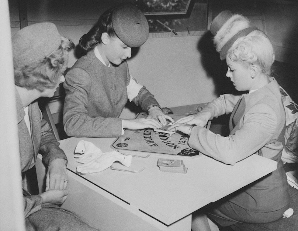 L'attrice statunitense June Lockhart guarda Lana Turner e Susan Peters usare la tavola ouija sul set di un film, il 12 novembre del 1944
