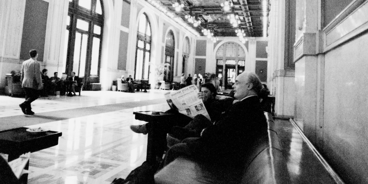 Il Transatlantico di Montecitorio, il corridoio appena fuori dall'aula della Camera, in una foto d'archivio (LaPresse)