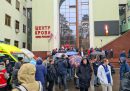 Persone in fila per donare il sangue per i feriti dell'attacco (Denis Voronin/Moscow News Agency via AP)
