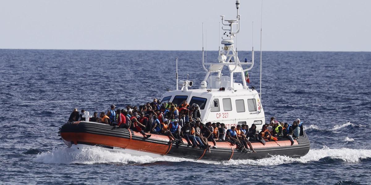 Persone migranti soccorse da un motoscafo