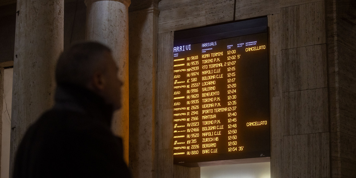 Pannello con gli orari dei treni alla stazione di Milano