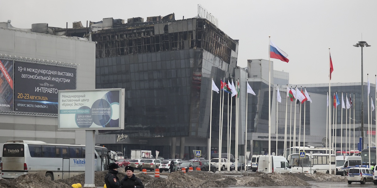 I danni provocati dall'incendio nella parte superiore dell'edificio della Crocus City Hall, visto dall'esterno di giorno