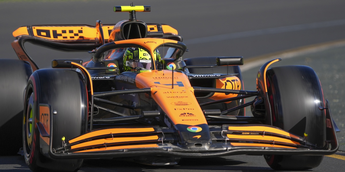 La McLaren di Formula 1 vista frontalmente in una curva della pista di Melbourne