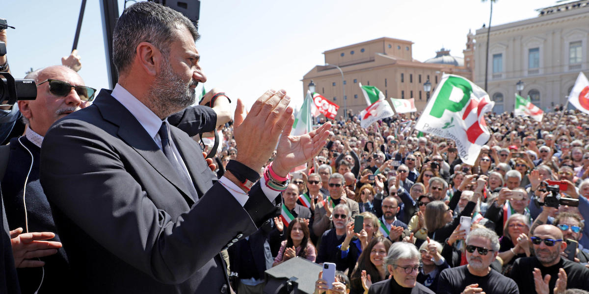 Il sindaco di Bari Antonio Decaro sul palco della manifestazione