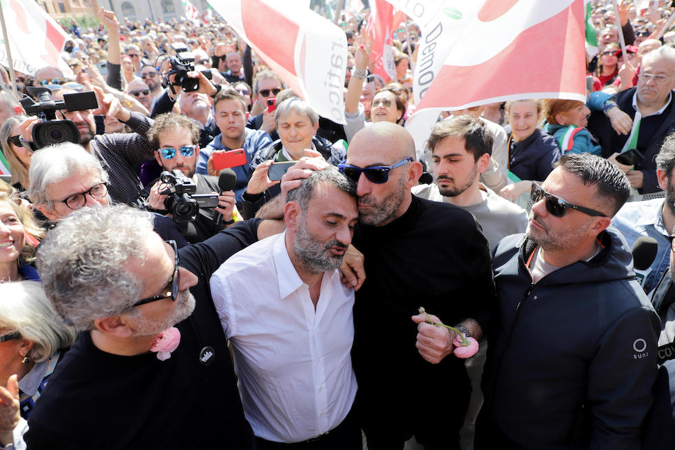 Antonio Decaro con Michele Laforgia e Vito Leccese, candidati alle primarie del centrosinistra, durante la manifestazione