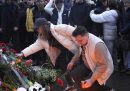 Persone che depongono fiori in memoria delle vittime dell'attacco compiuto a Mosca