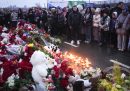 Persone che depongono fiori in memoria delle vittime dell'attacco compiuto a Mosca