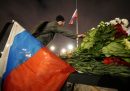 Persone che depongono fiori in memoria delle vittime dell'attacco compiuto a Mosca