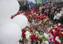 Persone che depongono fiori in memoria delle vittime dell'attacco compiuto a Mosca