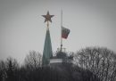 Una bandiera a mezz'asta su un palazzo a Mosca