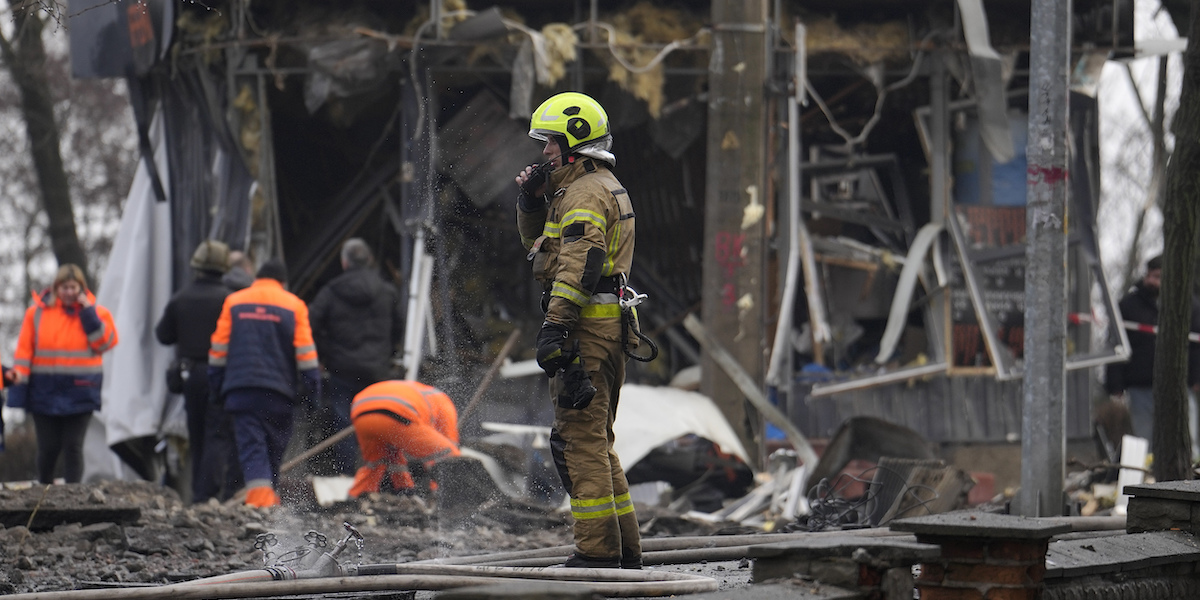 Un vigile del fuoco impegnato nei soccorsi dopo uno degli ultimi attacchi russi contro Kiev