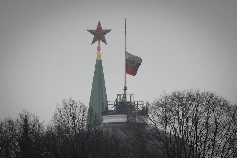 Una bandiera a mezz'asta su un palazzo a Mosca