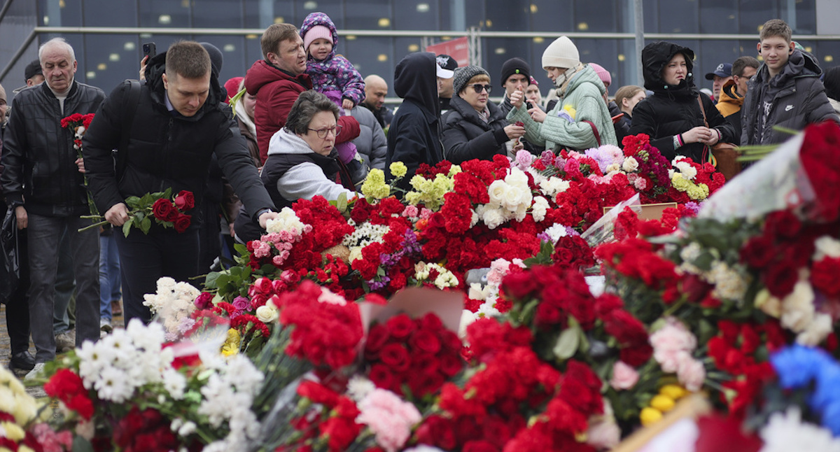 Persone depongono fiori in memoria delle persone uccise nell'attacco a Mosca