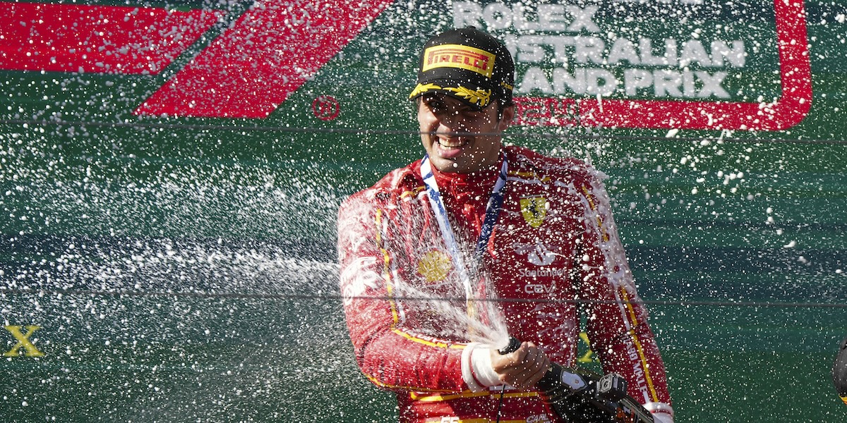 Carlos Sainz festeggia sul podio spruzzando champagne