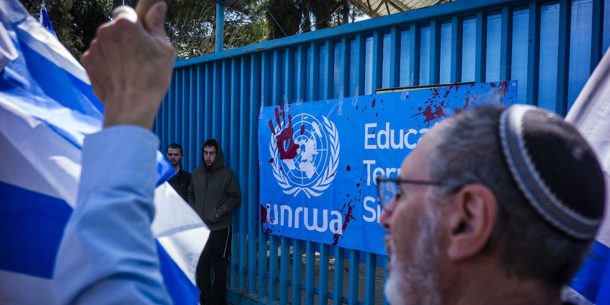 Una manifestazione di israeliani contro l'UNRWA, il 20 marzo 2024