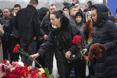 Persone che depongono fiori in memoria delle vittime dell'attacco compiuto a Mosca