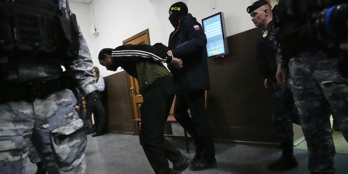Shamsidin Fariduni, uno dei quattro cittadini del Tagikistan incriminati per l'attacco a Mosca, viene portato in tribunale (AP Photo/Alexander Zemlianichenko)