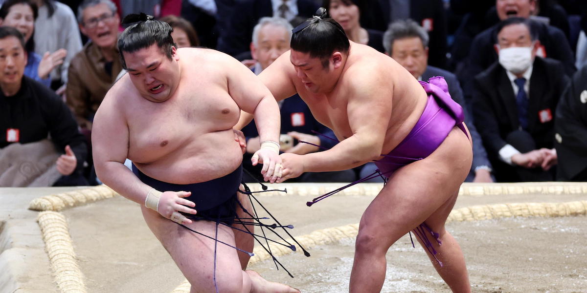 Takerufuji (a destra) butta fuori dal dohyō Gonoyama nella finale di un torneo di sumo della massima divisione a Osaka, in Giappone, 24 marzo 2024. (Epa/Jiji Press)