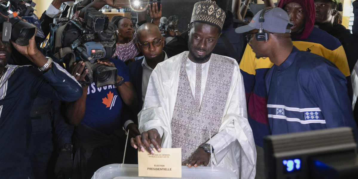 Bassirou Diomaye Faye 
al seggio elettorale, Ndiaganiao, Senegal, 24 marzo 2024 (AP Photo/Stefan Kleinowitz)
