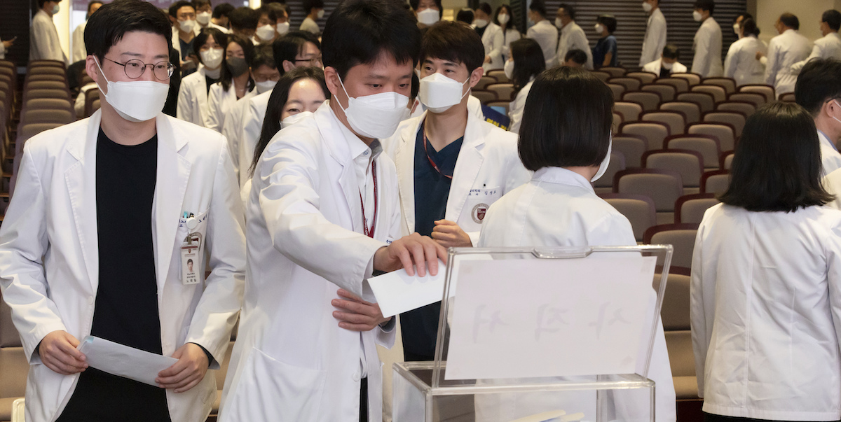 In Corea del Sud i medici professionisti si stanno unendo alle proteste degli specializzandi, in corso da oltre un mese