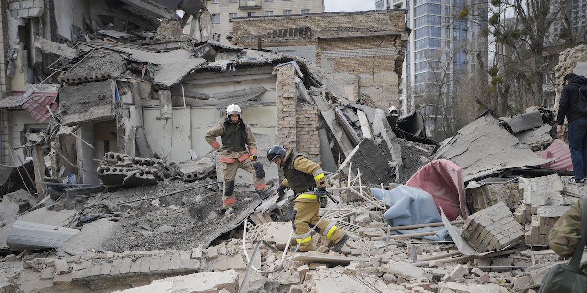 Uno degli edifici distrutti nell'attacco di lunedì mattina a Kiev (AP Photo/Vadim Ghirda)