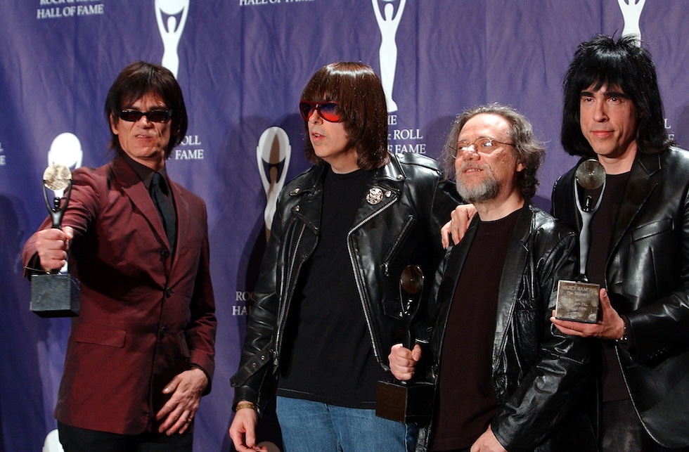 Da sinistra a destra Dee Dee, Johnny, Tommy e Marky Ramone durante il discorso con cui la band fu inserita nella Rock and Roll Hall of Fame a New York, il 18 marzo del 2002