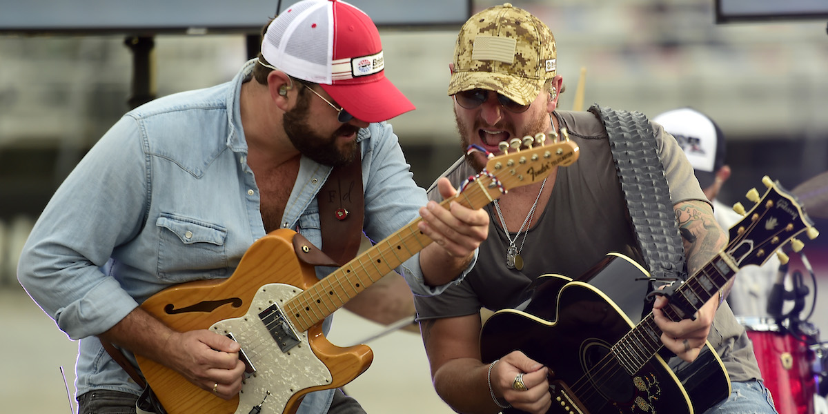 I musicisti country Pryor Baird e Kaleb Lee durante un concerto prima della NASCAR Cup al Bristol Motor Speedway di Bristol, Tennessee, settembre 2019 (Jared C. Tilton/Getty Images)