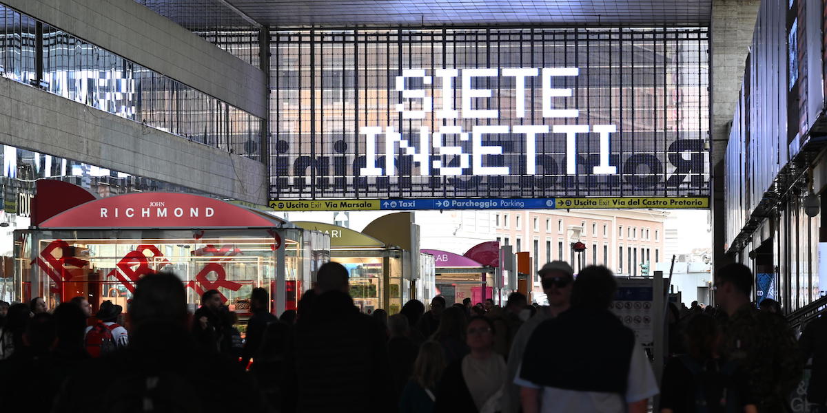 La scritta “Siete insetti” alla stazione Termini di Roma, 25 marzo 2024 (ANSA/CLAUDIO PERI)