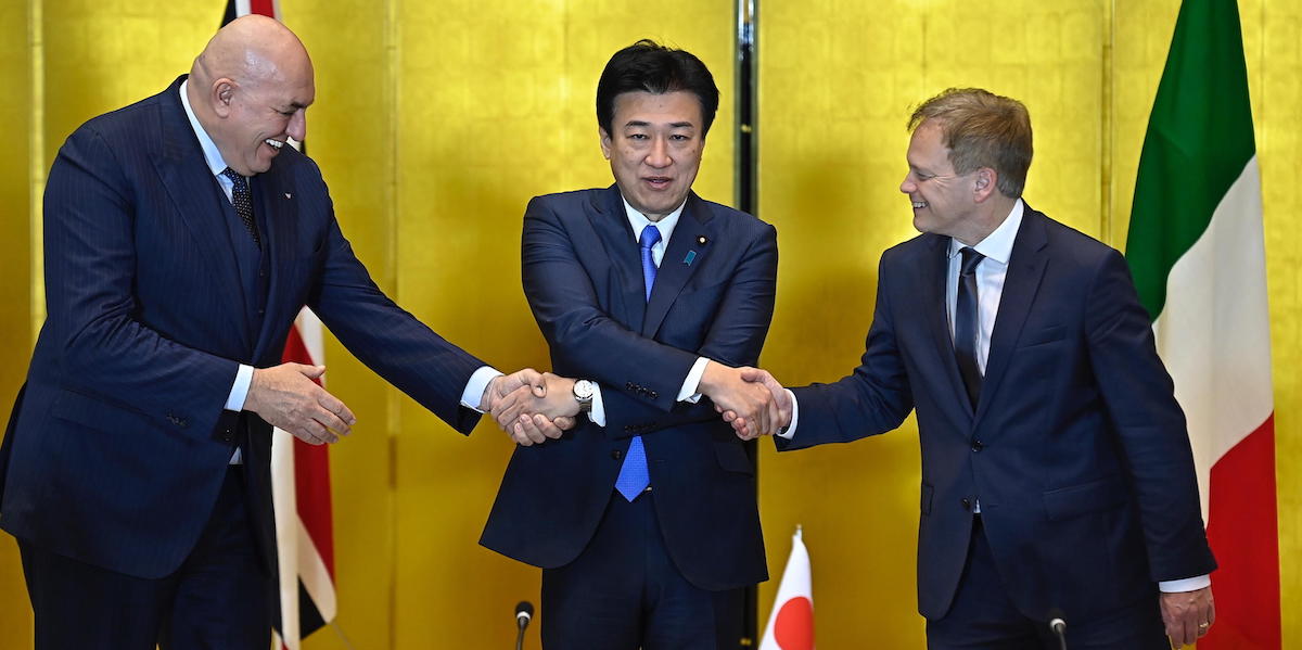 Il ministro della Difesa britannico Grant Shapps (a destra), il ministro della Difesa italiano Guido Crosetto (a sinistra) e il ministro della Difesa giapponese Minoru Kihara dopo un incontro a Tokyo, Giappone, 14 dicembre 2023. (EPA/David Mareuil)