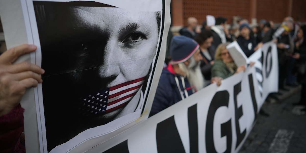 Una manifestazione contro l'estradizione di Julian Assange davanti all'ambasciata inglese a Roma, il 20 febbraio del 2024