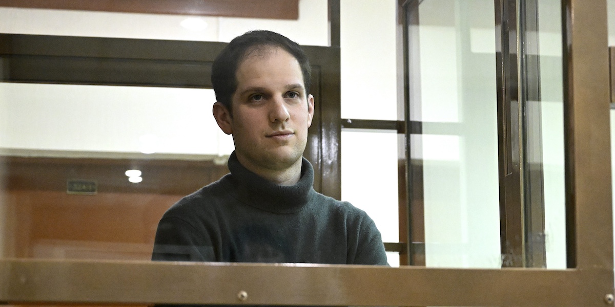 Evan Gershkovich durante un'udienza (AP Photo/Dmitry Serebryakov, File)
